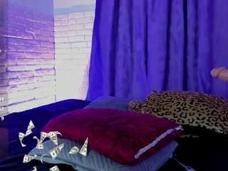 Live webcam model caroline-clark420 on Soda Cams