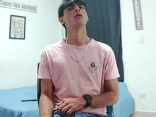 le modèle harry24saber est en webcam porno dans un show sur le site camsoda, il possède les tags suivants: average,brown eyes,cock rating,drinking,gape,handjob,smoking,tattoos,brown hair,hd