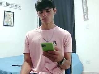 le modèle harry24saber est en webcam porno dans un show sur le site camsoda, il possède les tags suivants: average,brown eyes,cock rating,drinking,gape,handjob,smoking,tattoos,brown hair,hd