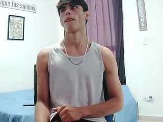 le modèle harry24saber est en webcam porno dans un show sur le site camsoda, il possède les tags suivants: average,brown eyes,cock rating,drinking,gape,handjob,smoking,tattoos,brown hair,hd