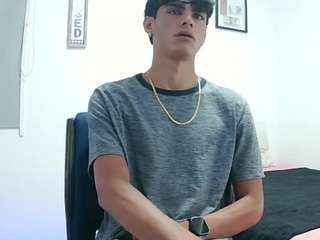 le modèle harry24saber est en webcam porno dans un show sur le site camsoda, il possède les tags suivants: average,brown eyes,cock rating,drinking,gape,handjob,smoking,tattoos,brown hair,hd