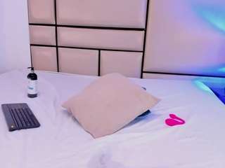 alejandra-loppez's CamSoda show and profile