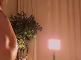Este modelo está en vivo ahora. alicelidell8