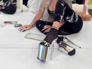 hotblonde69xxx, female webcam model,  years old, on live webcam