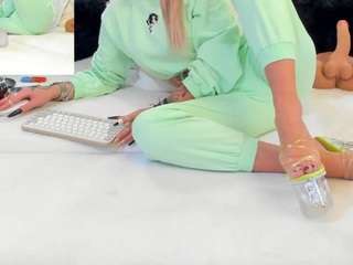 le modèle hotblonde69xxx est en webcam porno dans un show sur le site camsoda, il possède les tags suivants: ass bouncing,blowjob,doggy style,domination,drinking,fingering,foot fetish,genital piercings,grey,hazel eyes,tattoos,hd