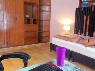 lucyskinny's CamSoda show and profile