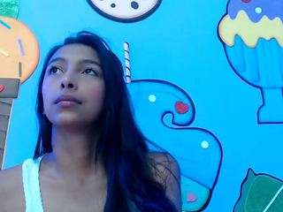 skinnysexzara18's CamSoda show and profile