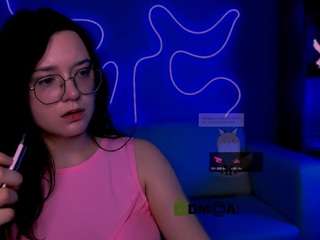 Ten model jest teraz na żywo. monica-xcx