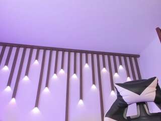 emma-fhox's CamSoda show and profile