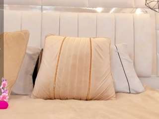 nyla-azura Brown live webcam