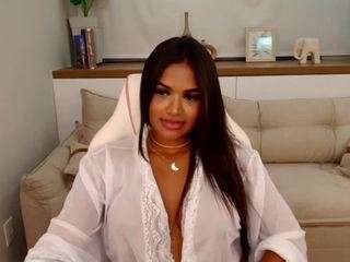 Live webcam model lori-morales on Soda Cams