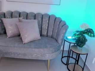 Live webcam model thiara-scarlet on Soda Cams