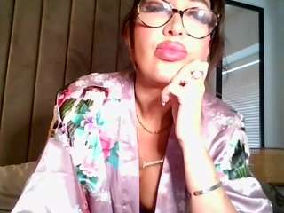 Live webcam model britishlatina on Soda Cams