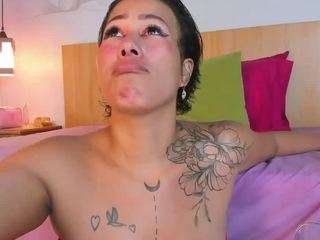 Laura-Torrees live cam preview