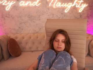 CuteeFoxy live webcam show
