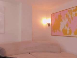 bellathompson's CamSoda show and profile