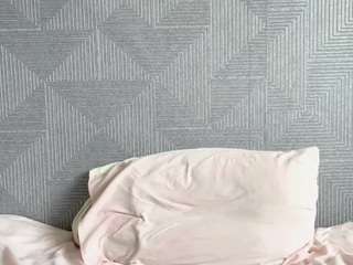 olivepigman, female webcam model,  years old, on live webcam