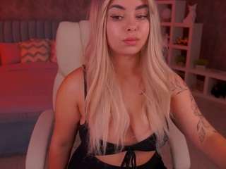 SusieGirll live cam — black hair, brown eyes, lovense