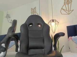 mayaevansmg Finger live webcam