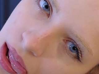 naomi-demio