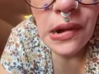 Live webcam model eggsma666 on Soda Cams