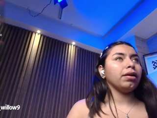 Live webcam model aurorawillow9 on Soda Cams