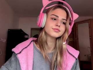 Live webcam model elvakiebala on Soda Cams