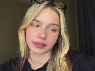 Bu model şu anda canlı. katerinepulkkinen