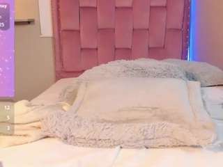 scarlet-vixen's CamSoda show and profile