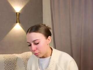 alorapiana, female webcam model,  years old, on live webcam