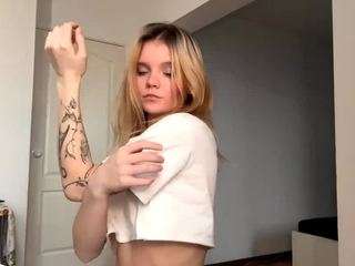 Live webcam model dominiquecarino on Soda Cams