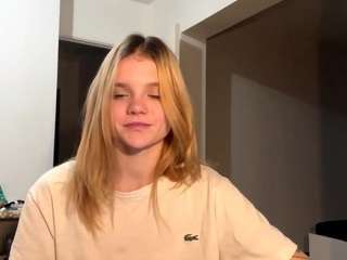 Live webcam model dominiquecarino on Soda Cams