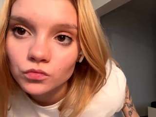 Live webcam model dominiquecarino on Soda Cams