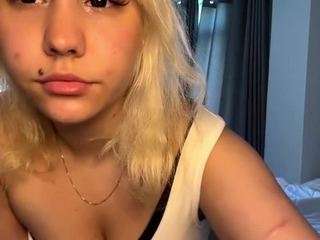 isabellaashbrook's CamSoda show and profile