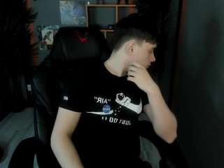 alejandroellias's CamSoda show and profile