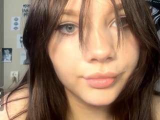 Live webcam model louannsyrstad on Soda Cams