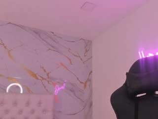 Live webcam model martina-gomezgomez on Soda Cams