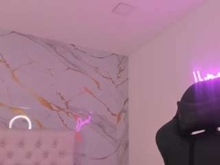 Live webcam model martina-gomezgomez on Soda Cams