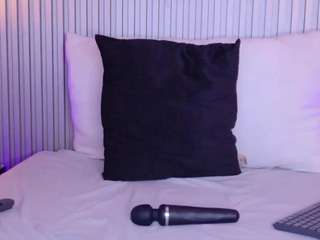 Meegan-red live webcam show