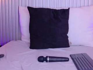 Meegan-red live webcam show