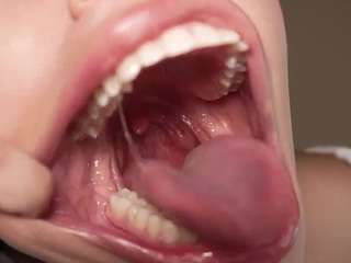 Live webcam model helener-mouth on Soda Cams