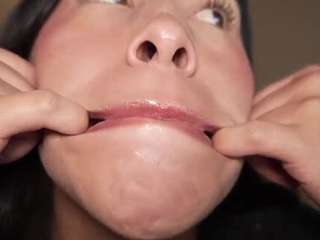 helener-mouth webcam