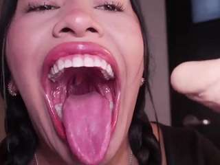 Live webcam model helener-mouth on Soda Cams