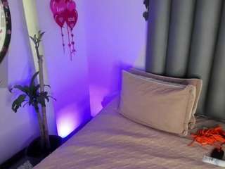 Live webcam model miaa-foxx23 on Soda Cams