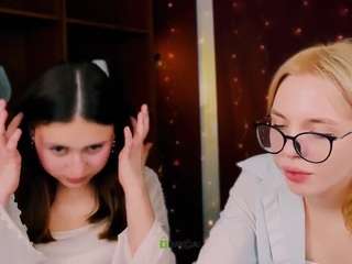 arianaa-cat Live Webcam on CamSoda