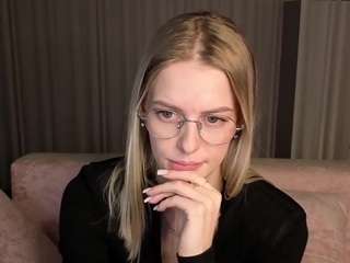 Live webcam model kittywell22 on Soda Cams