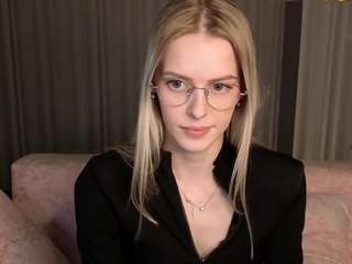 Live webcam model kittywell22 on Soda Cams