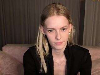 Live webcam model kittywell22 on Soda Cams