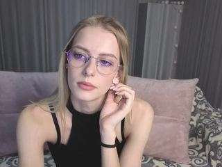 Live webcam model kittywell22 on Soda Cams