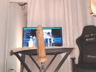 Live webcam model naturalbigass-nina on Soda Cams